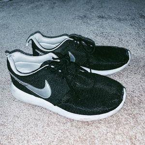 Black Nike Roshe